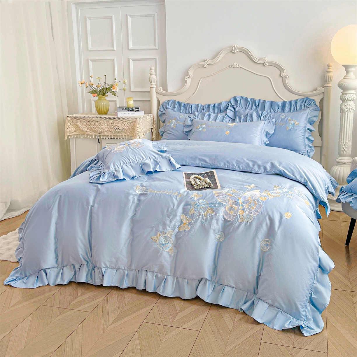 91家纺网 家纺一手货源 找家纺 宜凡家纺 2025新款长绒棉绣花夹棉床裙三件套--蝶恋笙花系列 蝶恋笙花 纯净蓝