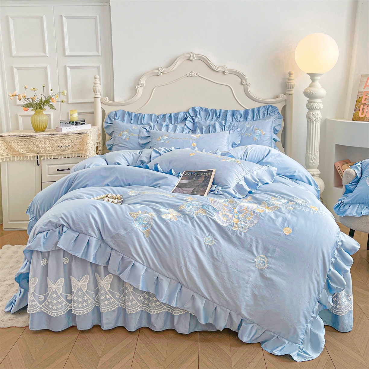 91家纺网 家纺一手货源 找家纺 宜凡家纺 2025新款长绒棉绣花夹棉床裙三件套--蝶恋笙花系列 蝶恋笙花 纯净蓝