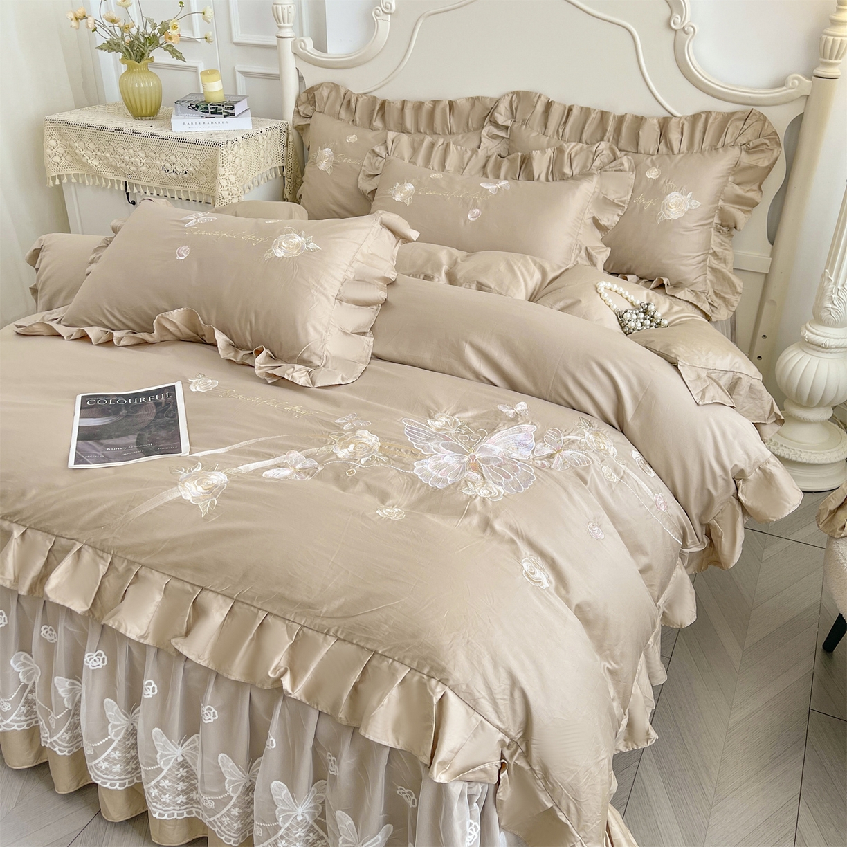 91家纺网 家纺一手货源 找家纺 宜凡家纺 2025新款长绒棉绣花夹棉床裙三件套--蝶恋笙花系列 蝶恋笙花 燕麦色