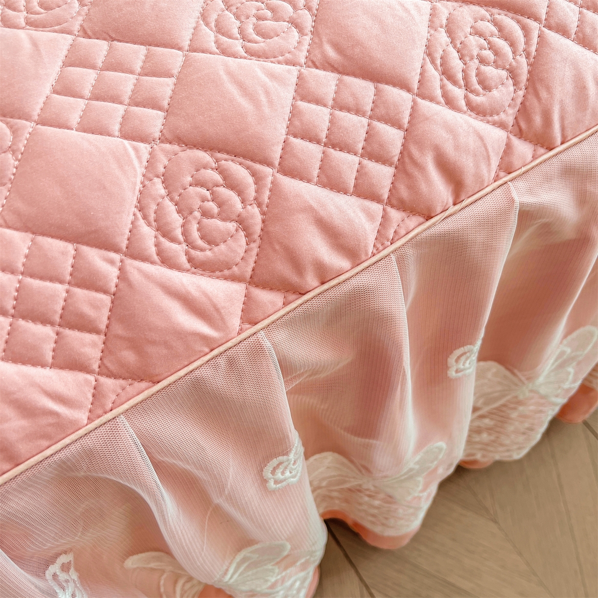 91家纺网 家纺一手货源 找家纺 （总）宜凡家纺 2025新款长绒棉绣花夹棉床裙三件套--蝶恋笙花系列