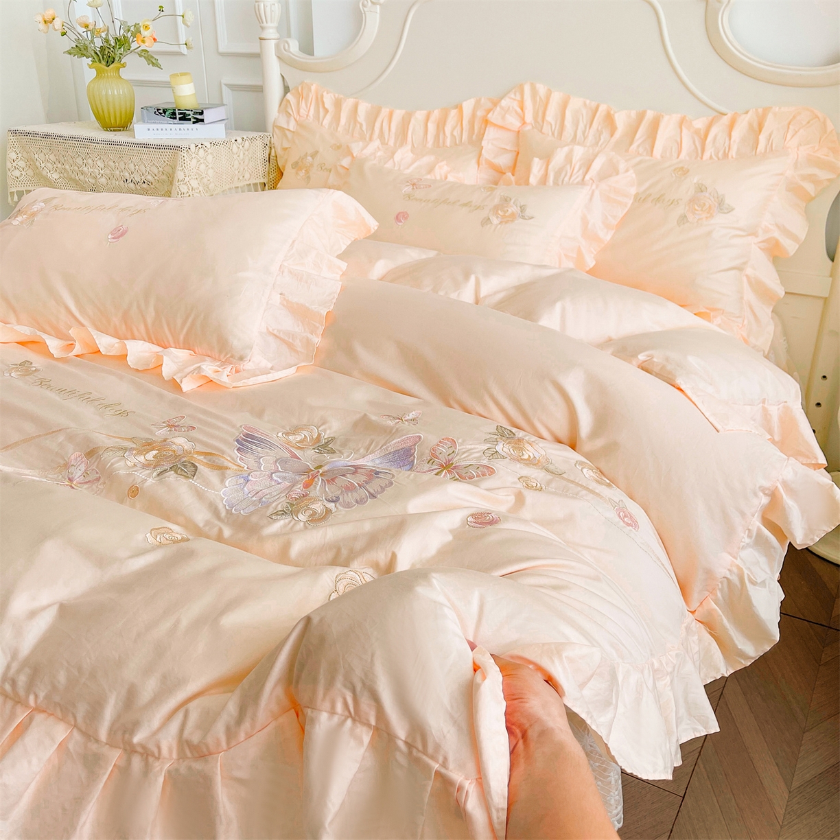 91家纺网 家纺一手货源 找家纺 宜凡家纺 2025新款长绒棉绣花夹棉床裙三件套--蝶恋笙花系列 蝶恋笙花 芙绒玉