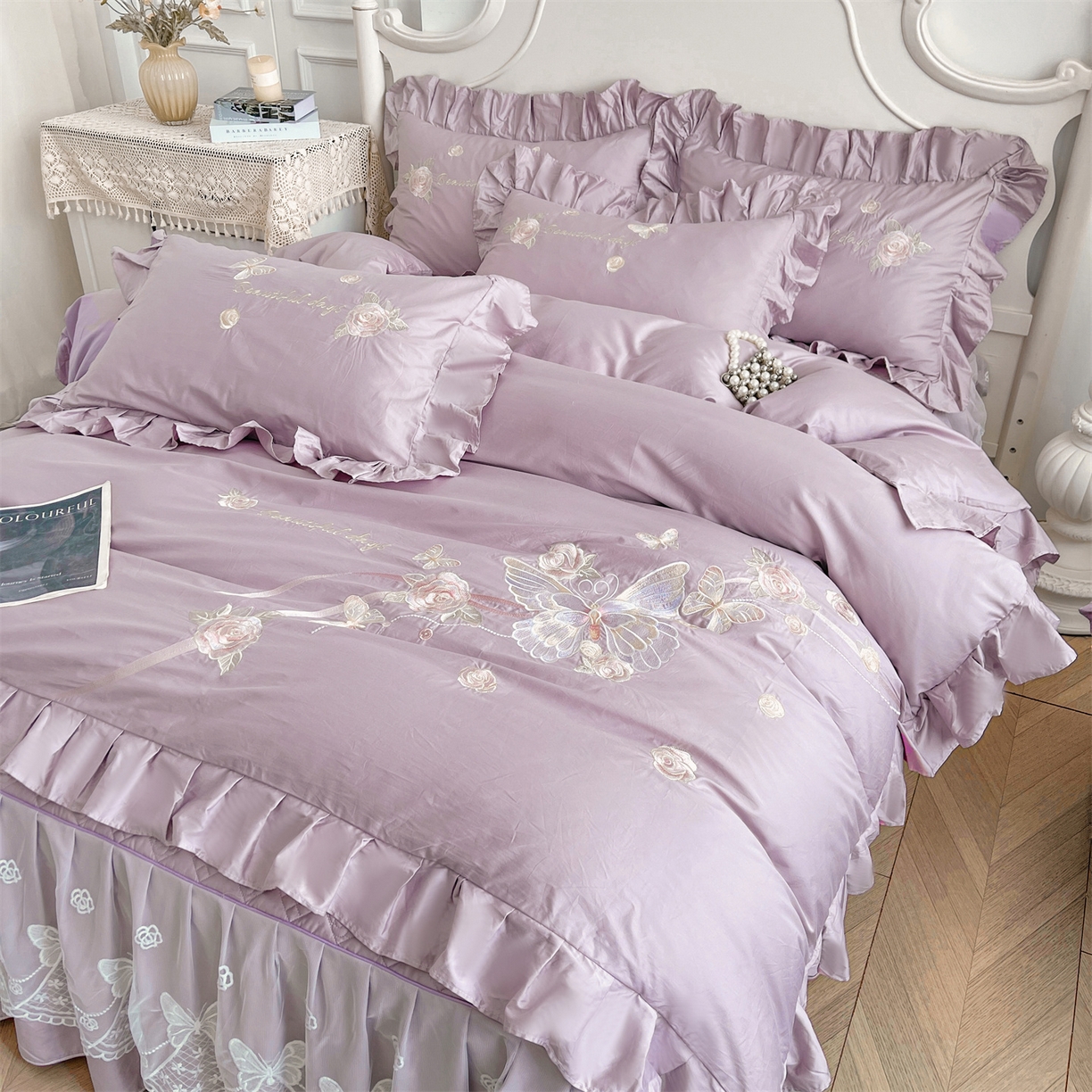 91家纺网 家纺一手货源 找家纺 宜凡家纺 2025新款长绒棉绣花夹棉床裙三件套--蝶恋笙花系列 蝶恋笙花 罗兰紫