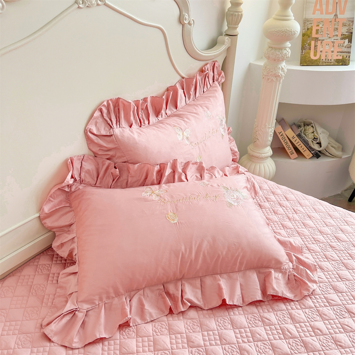 91家纺网 家纺一手货源 找家纺 宜凡家纺 2025新款长绒棉绣花夹棉床裙三件套--蝶恋笙花系列 蝶恋笙花 香妃粉