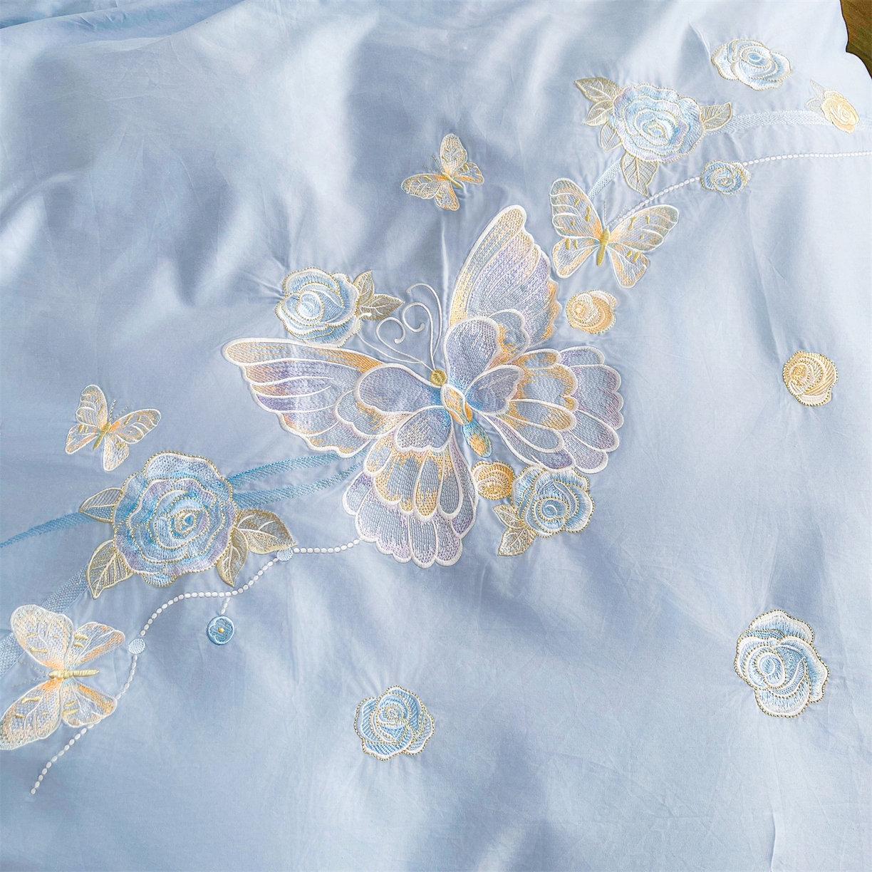 91家纺网 家纺一手货源 找家纺 宜凡家纺 2025新款长绒棉绣花夹棉床裙三件套--蝶恋笙花系列 蝶恋笙花 纯净蓝