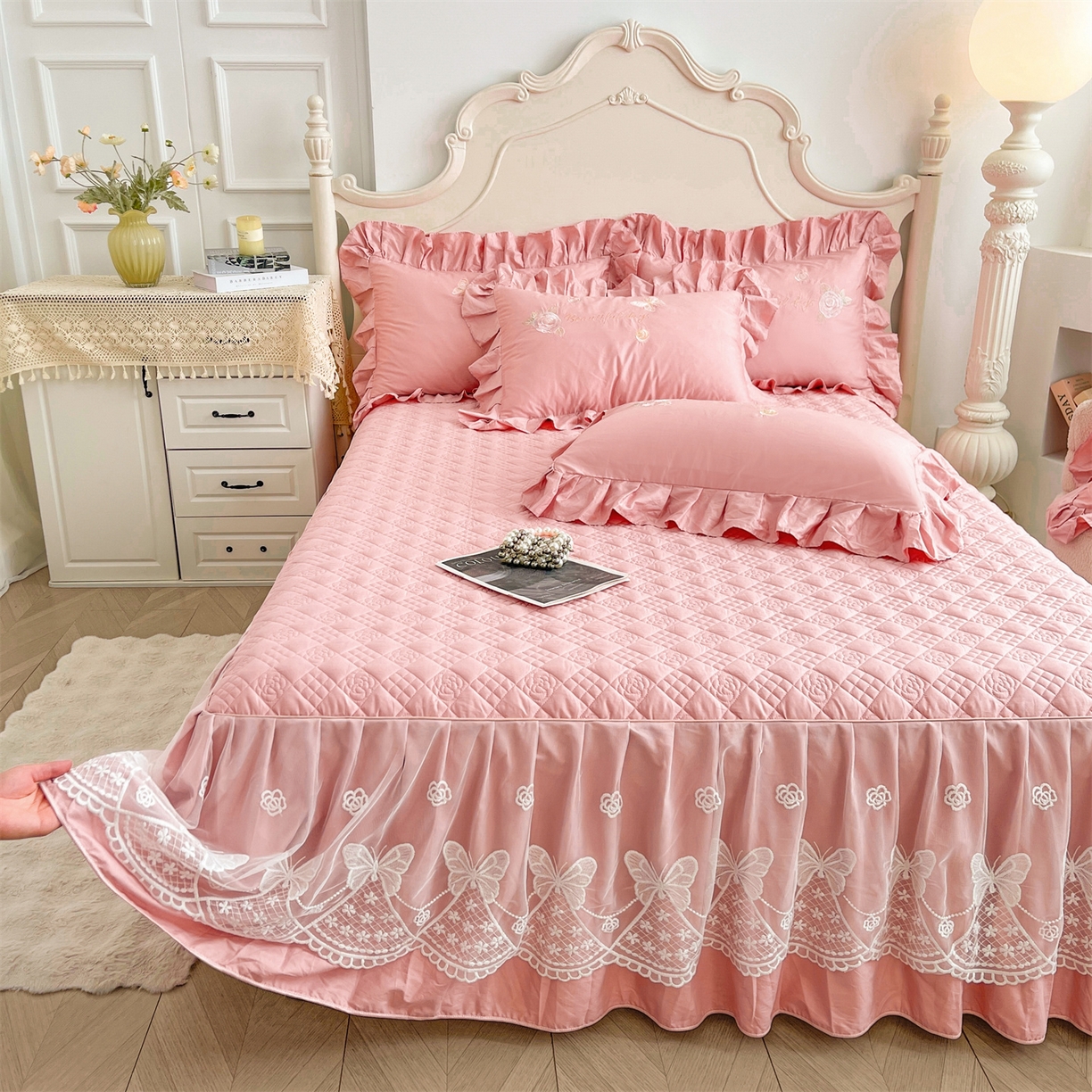 91家纺网 家纺一手货源 找家纺 宜凡家纺 2025新款长绒棉绣花夹棉床裙三件套--蝶恋笙花系列 蝶恋笙花 香妃粉