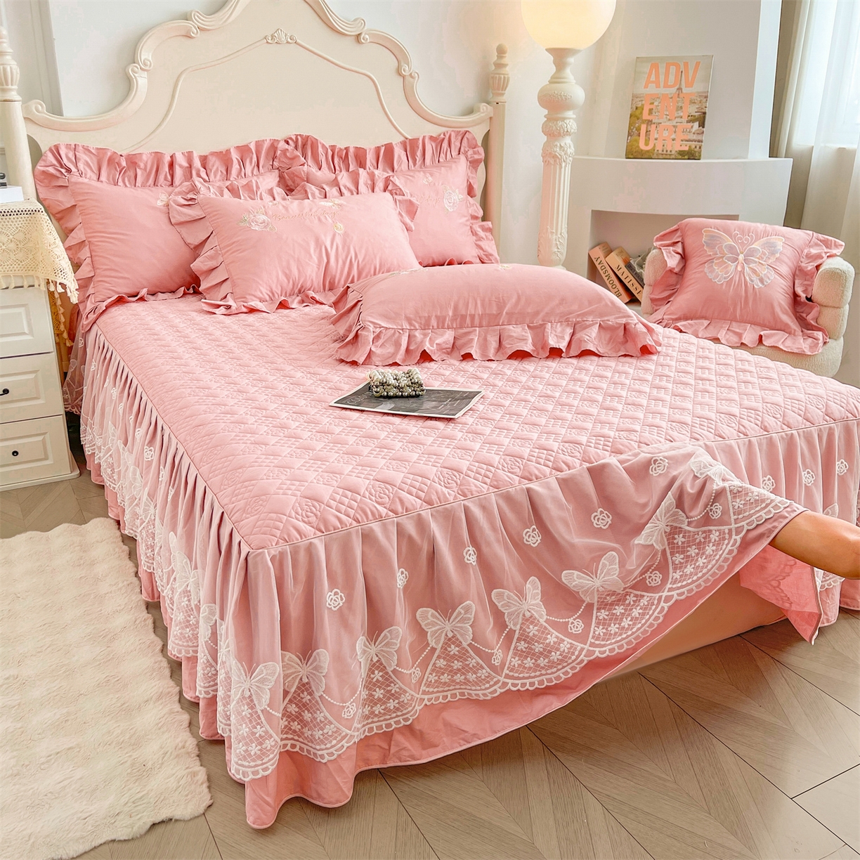 91家纺网 家纺一手货源 找家纺 宜凡家纺 2025新款长绒棉绣花夹棉床裙三件套--蝶恋笙花系列 蝶恋笙花 香妃粉