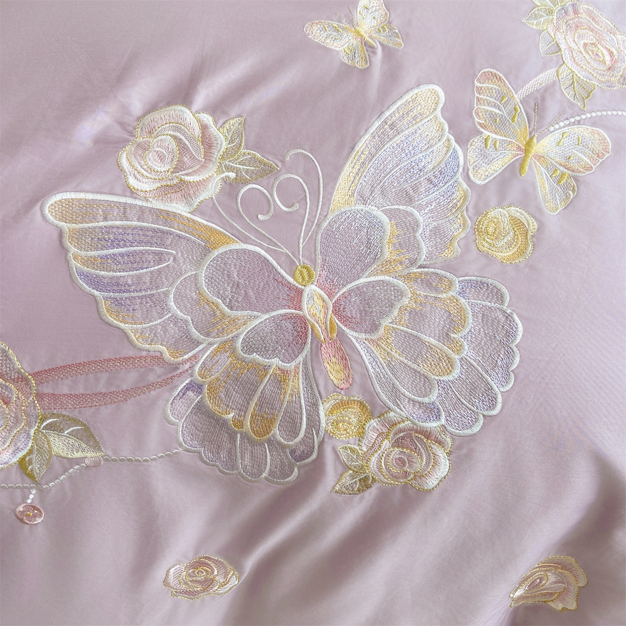 91家纺网 家纺一手货源 找家纺 宜凡家纺 2025新款长绒棉绣花夹棉床裙三件套--蝶恋笙花系列 蝶恋笙花 罗兰紫