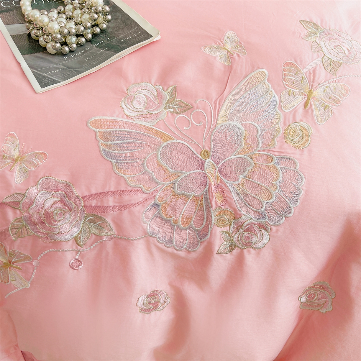 91家纺网 家纺一手货源 找家纺 宜凡家纺 2025新款长绒棉绣花夹棉床裙三件套--蝶恋笙花系列 蝶恋笙花 香妃粉