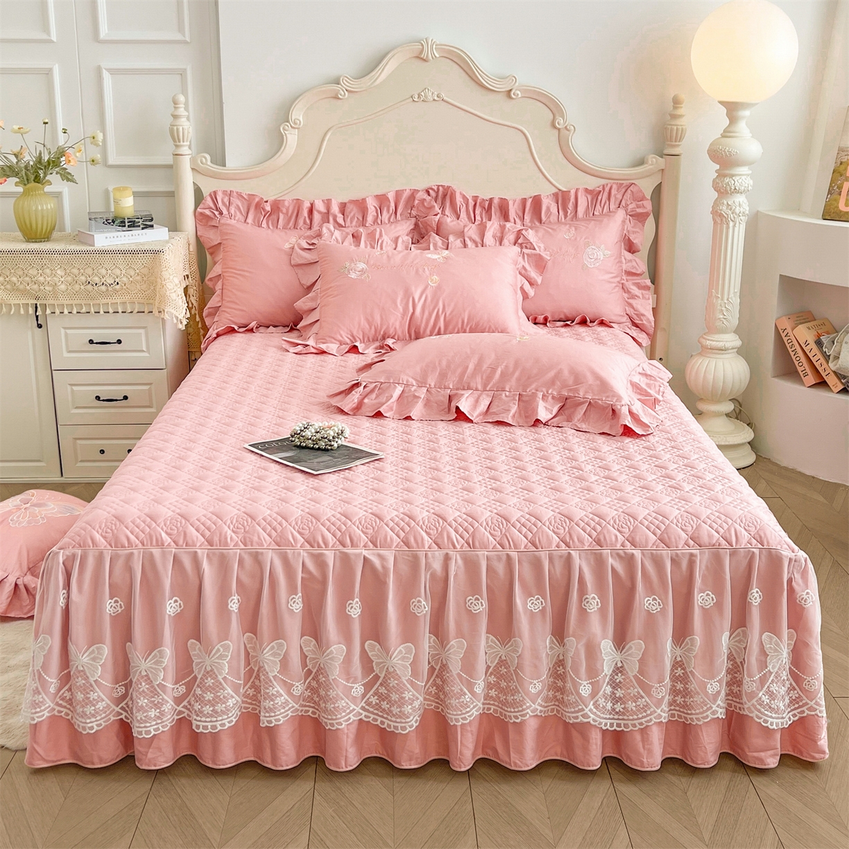 91家纺网 家纺一手货源 找家纺 宜凡家纺 2025新款长绒棉绣花夹棉床裙三件套--蝶恋笙花系列 蝶恋笙花 香妃粉