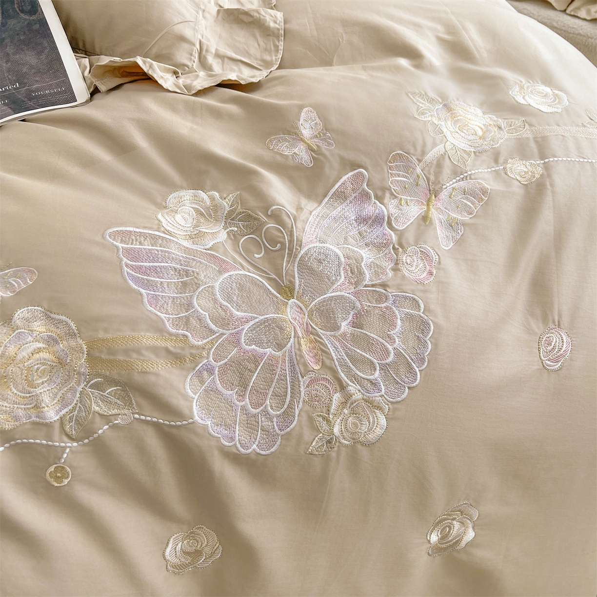 91家纺网 家纺一手货源 找家纺 宜凡家纺 2025新款长绒棉绣花夹棉床裙三件套--蝶恋笙花系列 蝶恋笙花 燕麦色