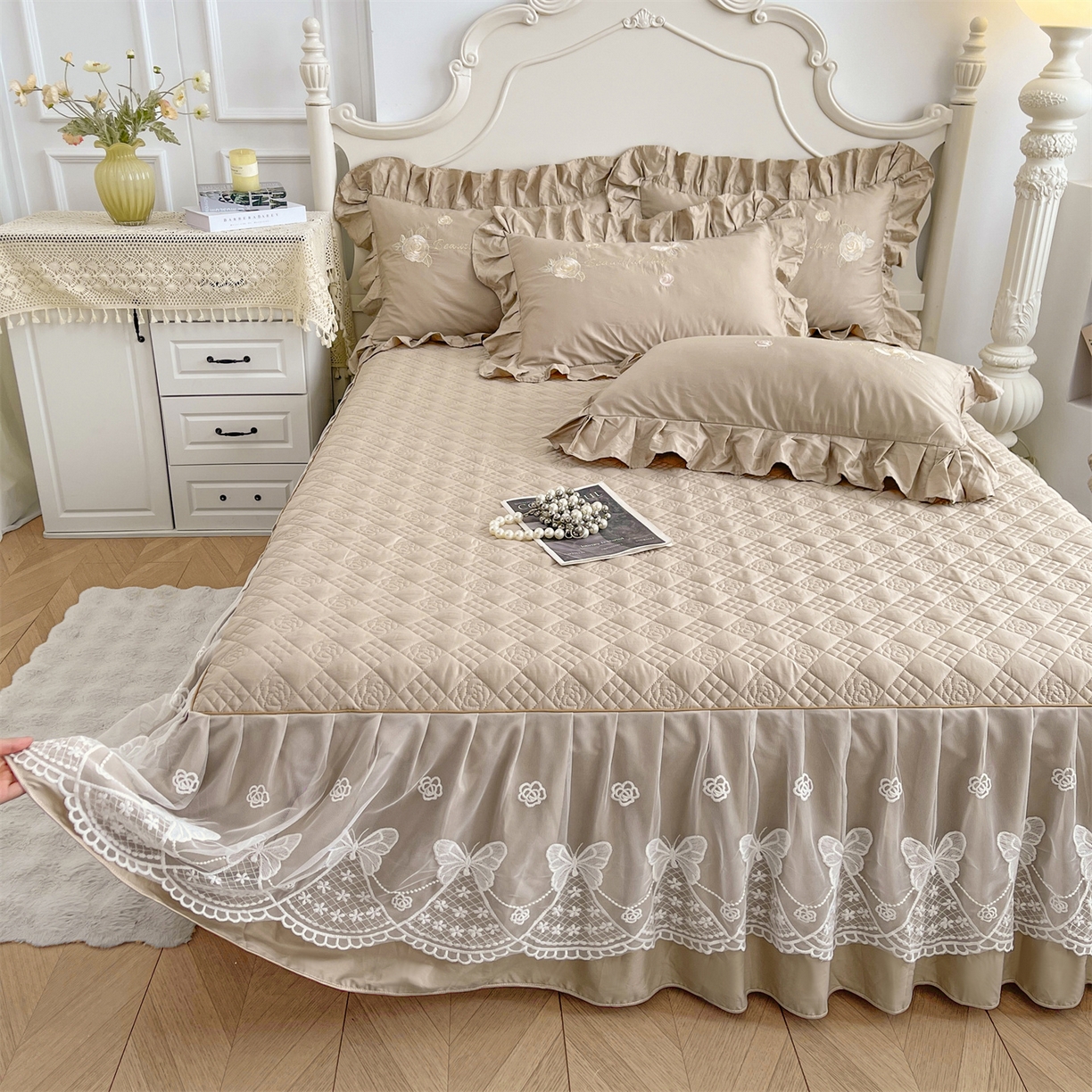 91家纺网 家纺一手货源 找家纺 宜凡家纺 2025新款长绒棉绣花夹棉床裙三件套--蝶恋笙花系列 蝶恋笙花 燕麦色