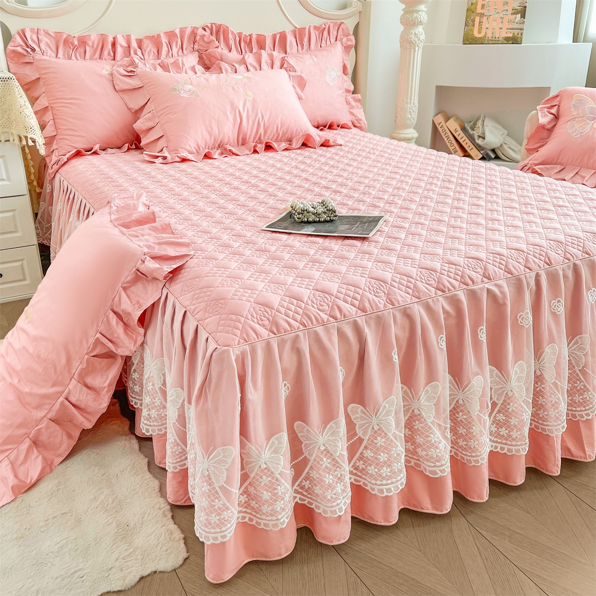 91家纺网 家纺一手货源 找家纺 宜凡家纺 2025新款长绒棉绣花夹棉床裙三件套--蝶恋笙花系列 蝶恋笙花 香妃粉