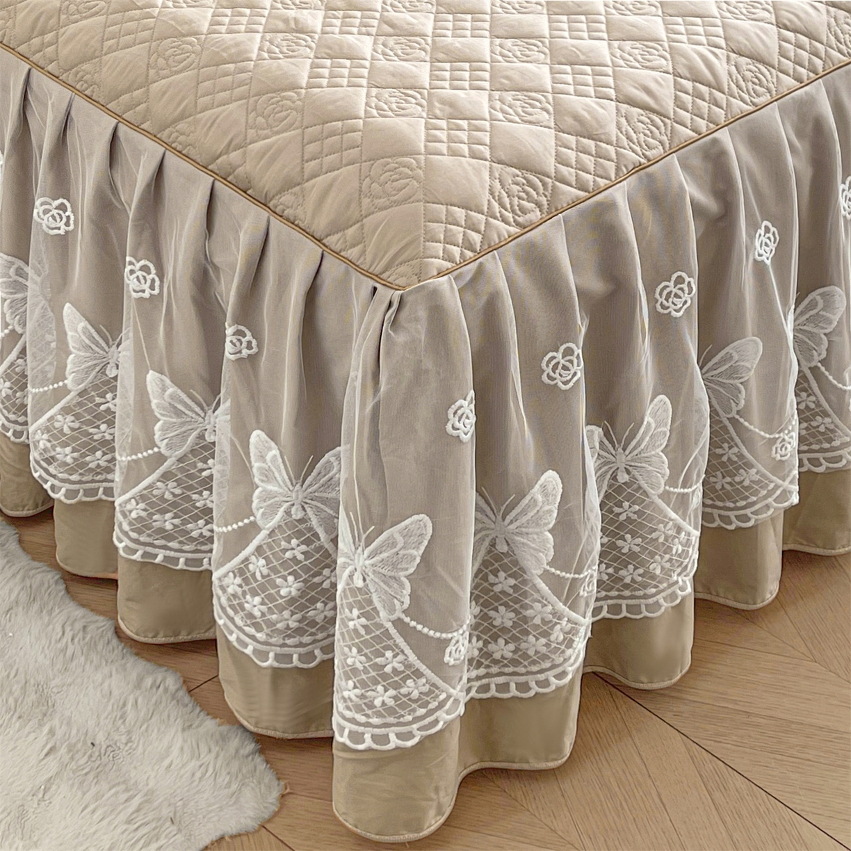 91家纺网 家纺一手货源 找家纺 宜凡家纺 2025新款长绒棉绣花夹棉床裙三件套--蝶恋笙花系列 蝶恋笙花 燕麦色