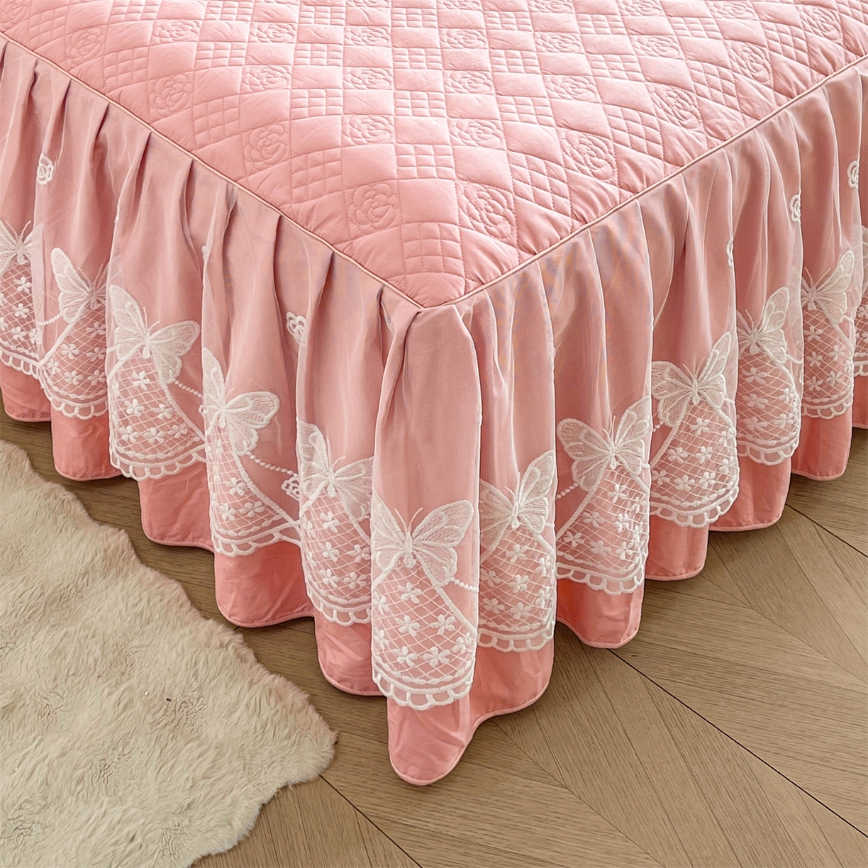 91家纺网 家纺一手货源 找家纺 宜凡家纺 2025新款长绒棉绣花夹棉床裙三件套--蝶恋笙花系列 蝶恋笙花 香妃粉