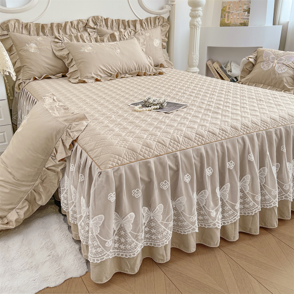 91家纺网 家纺一手货源 找家纺 宜凡家纺 2025新款长绒棉绣花夹棉床裙三件套--蝶恋笙花系列 蝶恋笙花 燕麦色