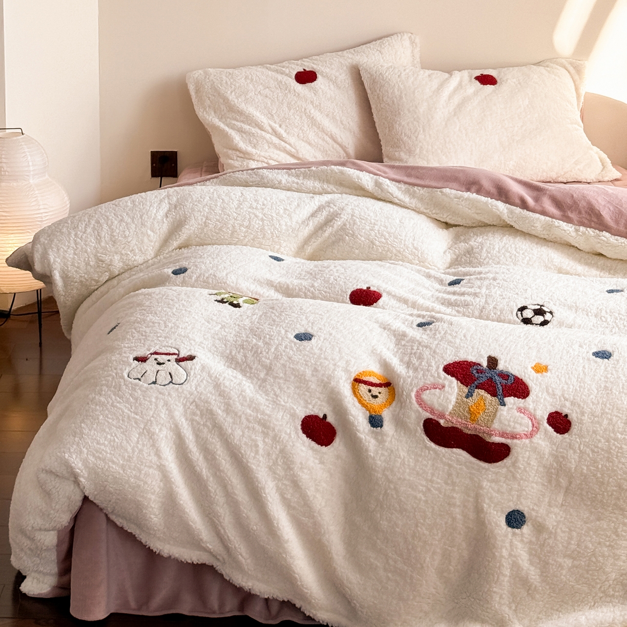 91家纺网 家纺一手货源 找家纺 （总）TT.one 塔塔家居 2025新款羊羔绒牛奶绒暖绵绵毛巾绣床单床裙床盖款四件套