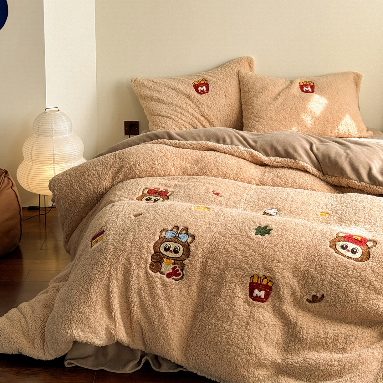 91家纺网 家纺一手货源 找家纺 （总）TT.one 塔塔家居 2025新款羊羔绒牛奶绒暖绵绵毛巾绣床单床裙床盖款四件套