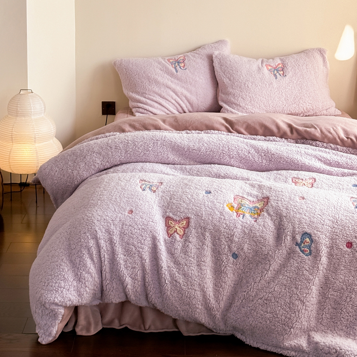 91家纺网 家纺一手货源 找家纺 TT.one 塔塔家居 2025新款羊羔绒牛奶绒暖绵绵毛巾绣床单床裙床盖款四件套 云团睡睡蝶·紫