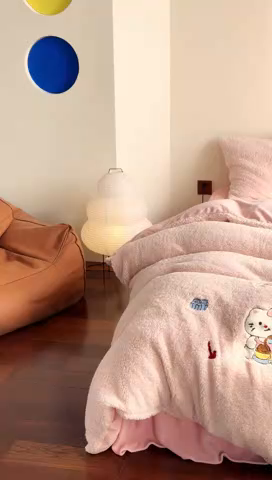 91家纺网 家纺一手货源 找家纺 TT.one 塔塔家居 2025新款羊羔绒牛奶绒暖绵绵毛巾绣床单床裙床盖款四件套 喵喵糖果屋