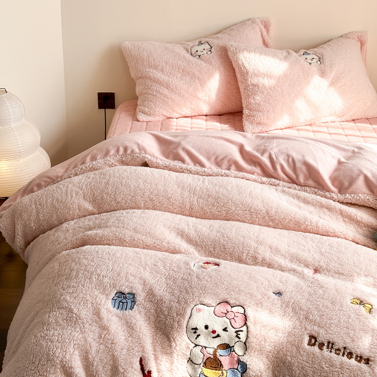 91家纺网 家纺一手货源 找家纺 TT.one 塔塔家居 2025新款羊羔绒牛奶绒暖绵绵毛巾绣床单床裙床盖款四件套 喵喵糖果屋