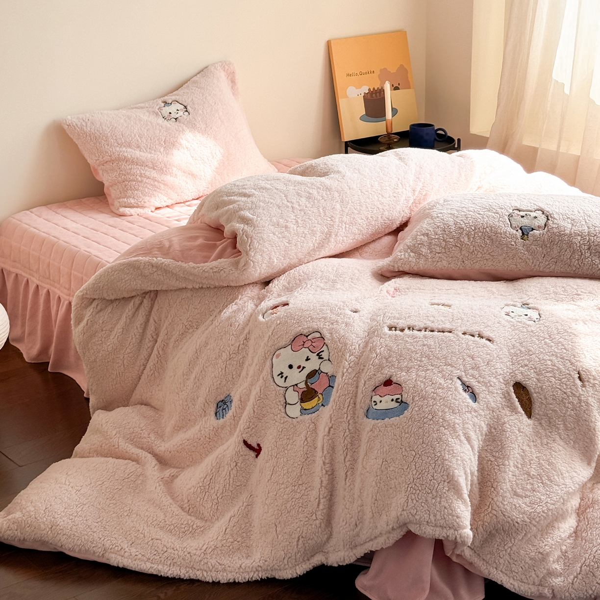 91家纺网 家纺一手货源 找家纺 TT.one 塔塔家居 2025新款羊羔绒牛奶绒暖绵绵毛巾绣床单床裙床盖款四件套 喵喵糖果屋