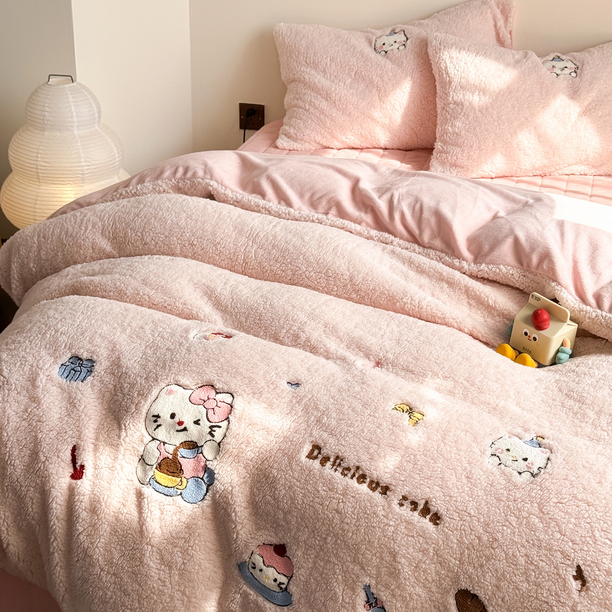 91家纺网 家纺一手货源 找家纺 TT.one 塔塔家居 2025新款羊羔绒牛奶绒暖绵绵毛巾绣床单床裙床盖款四件套 喵喵糖果屋