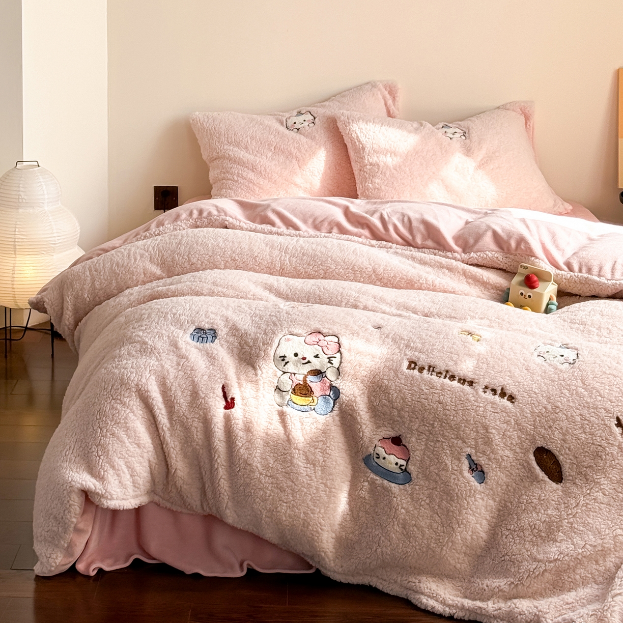 TT.one 塔塔家居 2025新款羊羔绒牛奶绒暖绵绵毛巾绣床单床裙床盖款四件套 喵喵糖果屋