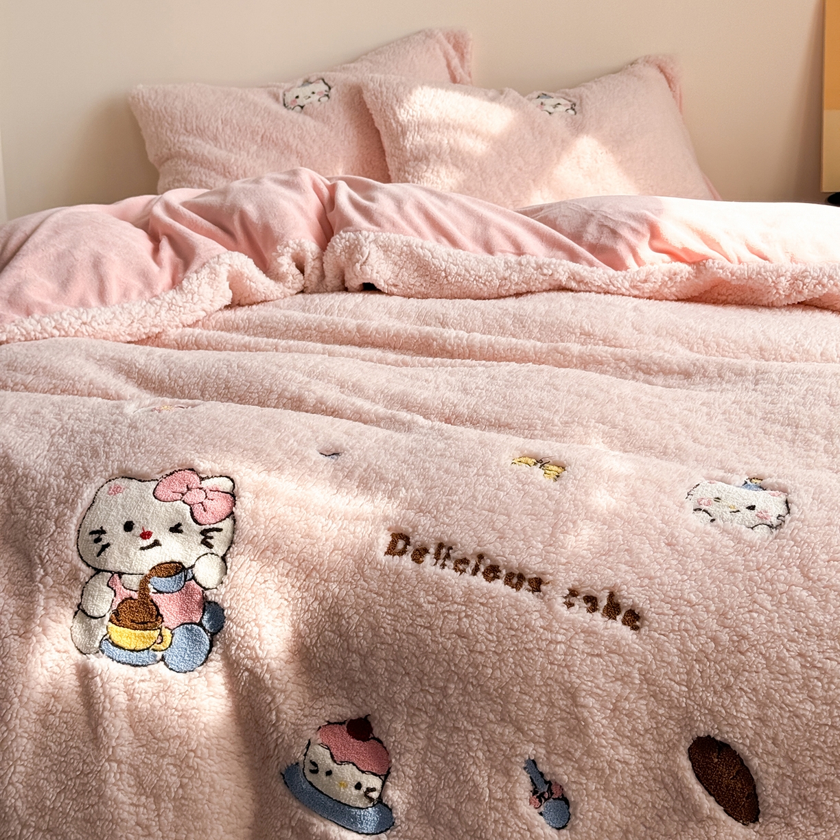 91家纺网 家纺一手货源 找家纺 TT.one 塔塔家居 2025新款羊羔绒牛奶绒暖绵绵毛巾绣床单床裙床盖款四件套 喵喵糖果屋