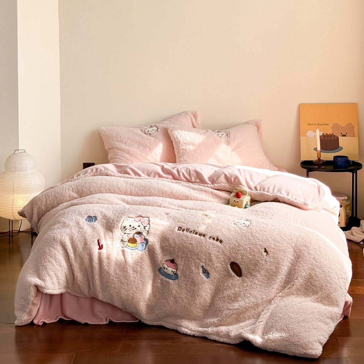 91家纺网 家纺一手货源 找家纺 TT.one 塔塔家居 2025新款羊羔绒牛奶绒暖绵绵毛巾绣床单床裙床盖款四件套 喵喵糖果屋