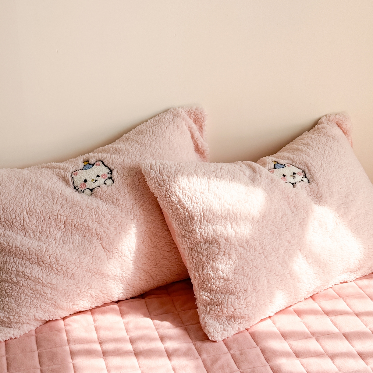 91家纺网 家纺一手货源 找家纺 TT.one 塔塔家居 2025新款羊羔绒牛奶绒暖绵绵毛巾绣床单床裙床盖款四件套 喵喵糖果屋