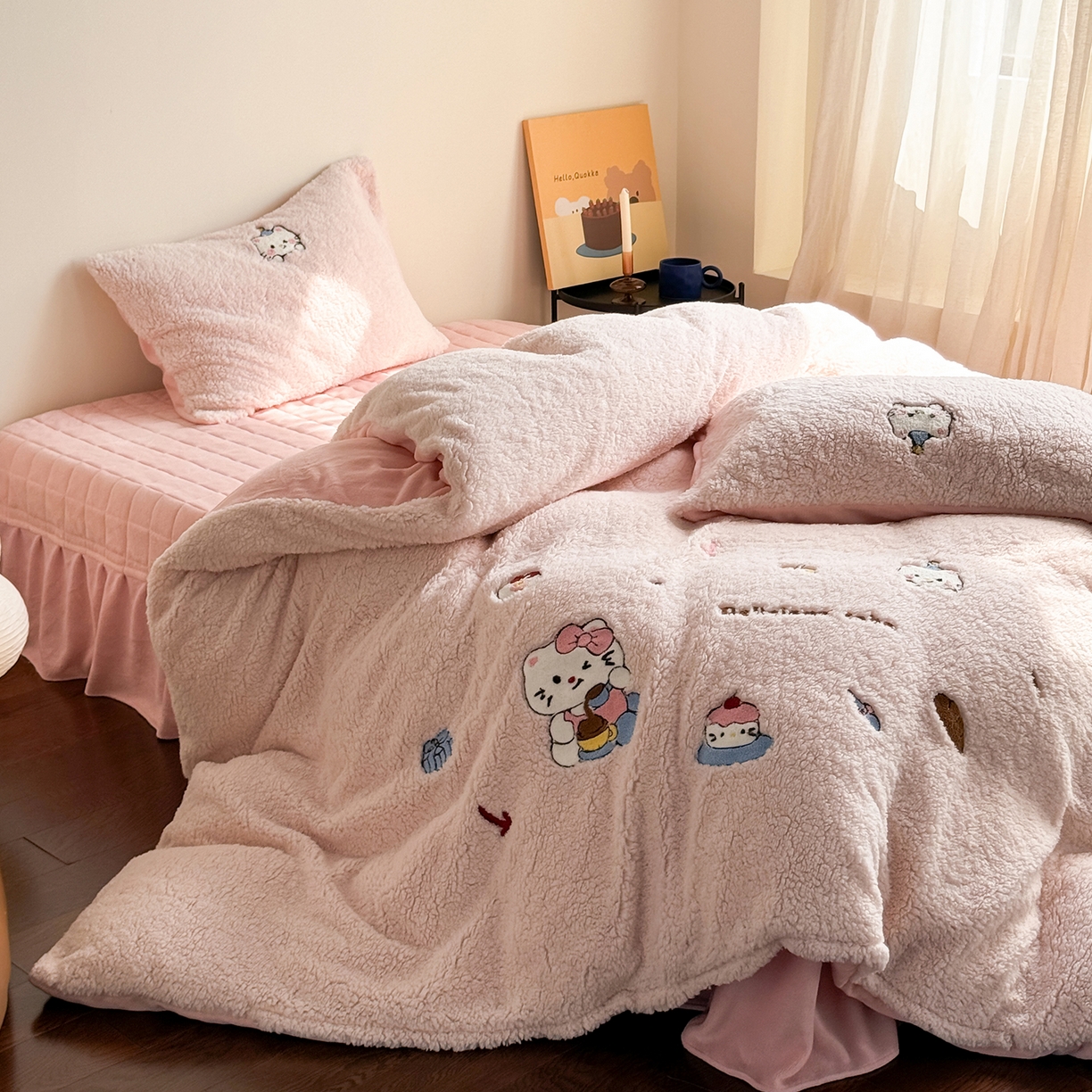 91家纺网 家纺一手货源 找家纺 TT.one 塔塔家居 2025新款羊羔绒牛奶绒暖绵绵毛巾绣床单床裙床盖款四件套 喵喵糖果屋