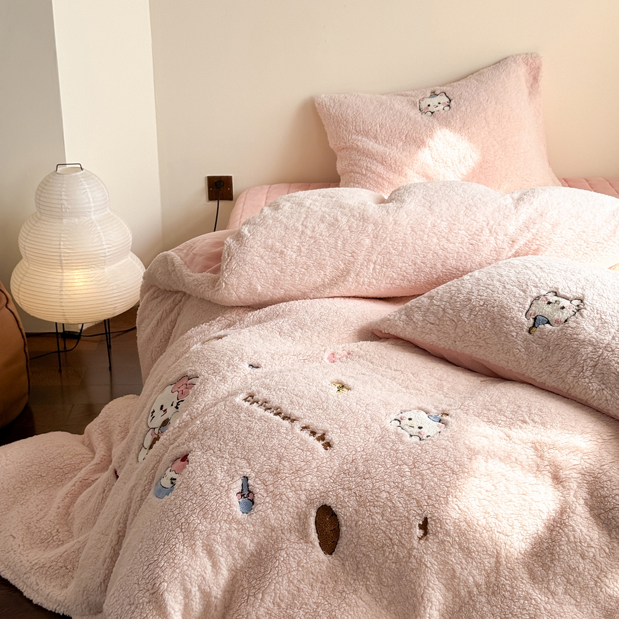 91家纺网 家纺一手货源 找家纺 TT.one 塔塔家居 2025新款羊羔绒牛奶绒暖绵绵毛巾绣床单床裙床盖款四件套 喵喵糖果屋