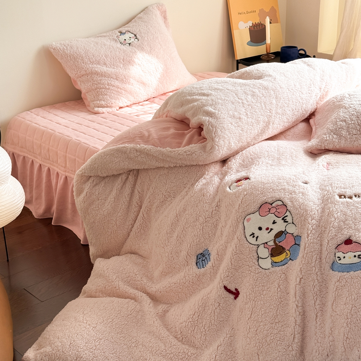 91家纺网 家纺一手货源 找家纺 TT.one 塔塔家居 2025新款羊羔绒牛奶绒暖绵绵毛巾绣床单床裙床盖款四件套 喵喵糖果屋