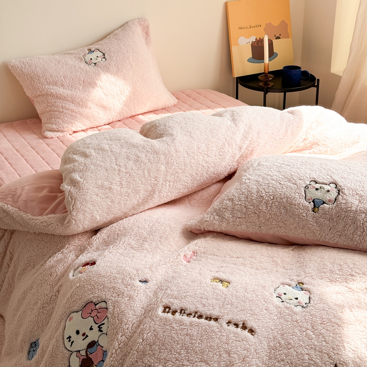 91家纺网 家纺一手货源 找家纺 TT.one 塔塔家居 2025新款羊羔绒牛奶绒暖绵绵毛巾绣床单床裙床盖款四件套 喵喵糖果屋