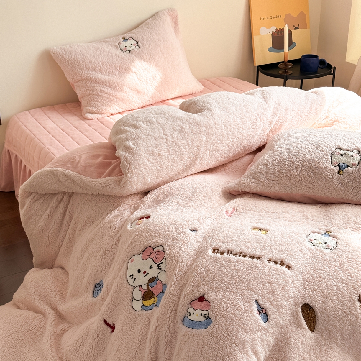 91家纺网 家纺一手货源 找家纺 TT.one 塔塔家居 2025新款羊羔绒牛奶绒暖绵绵毛巾绣床单床裙床盖款四件套 喵喵糖果屋