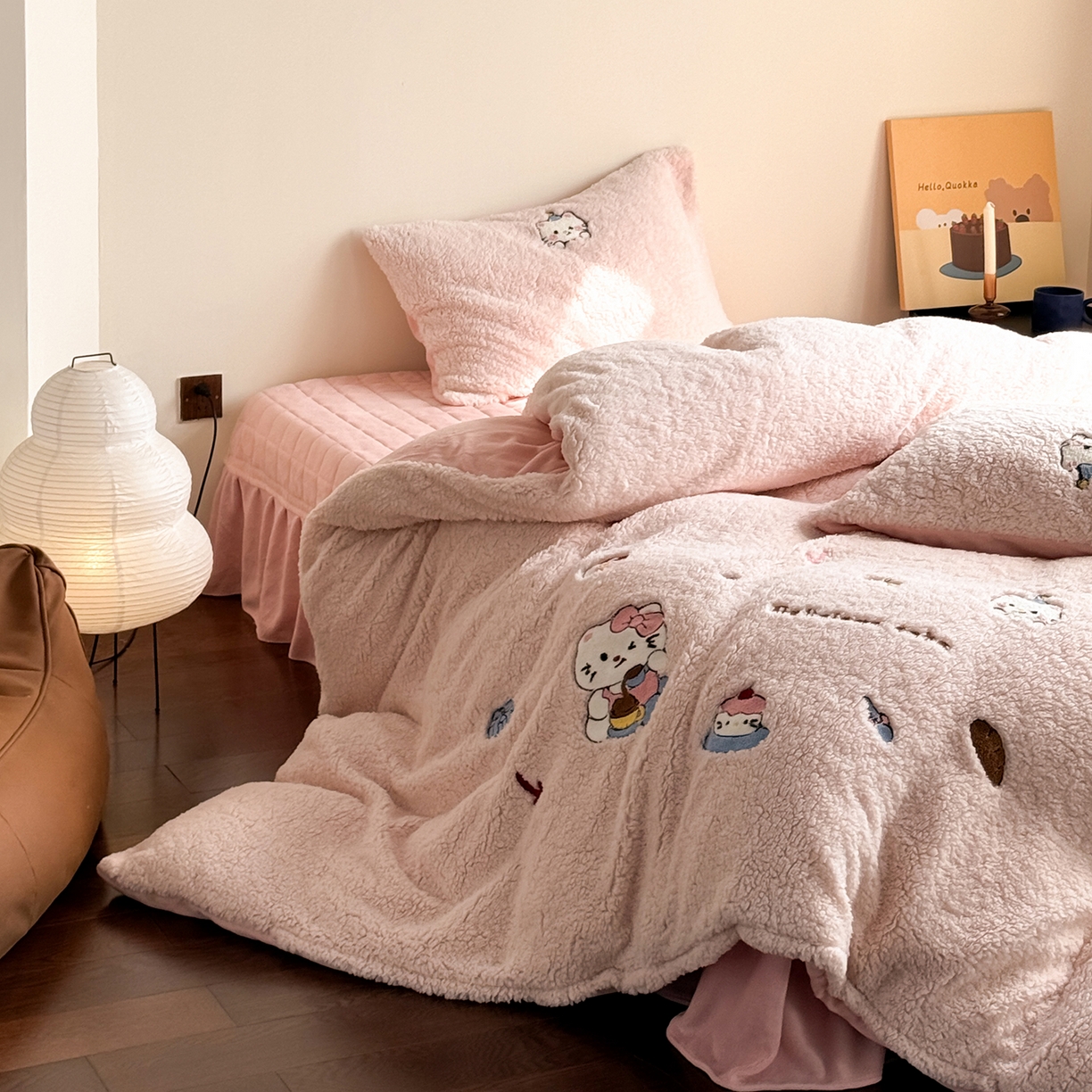 91家纺网 家纺一手货源 找家纺 TT.one 塔塔家居 2025新款羊羔绒牛奶绒暖绵绵毛巾绣床单床裙床盖款四件套 喵喵糖果屋