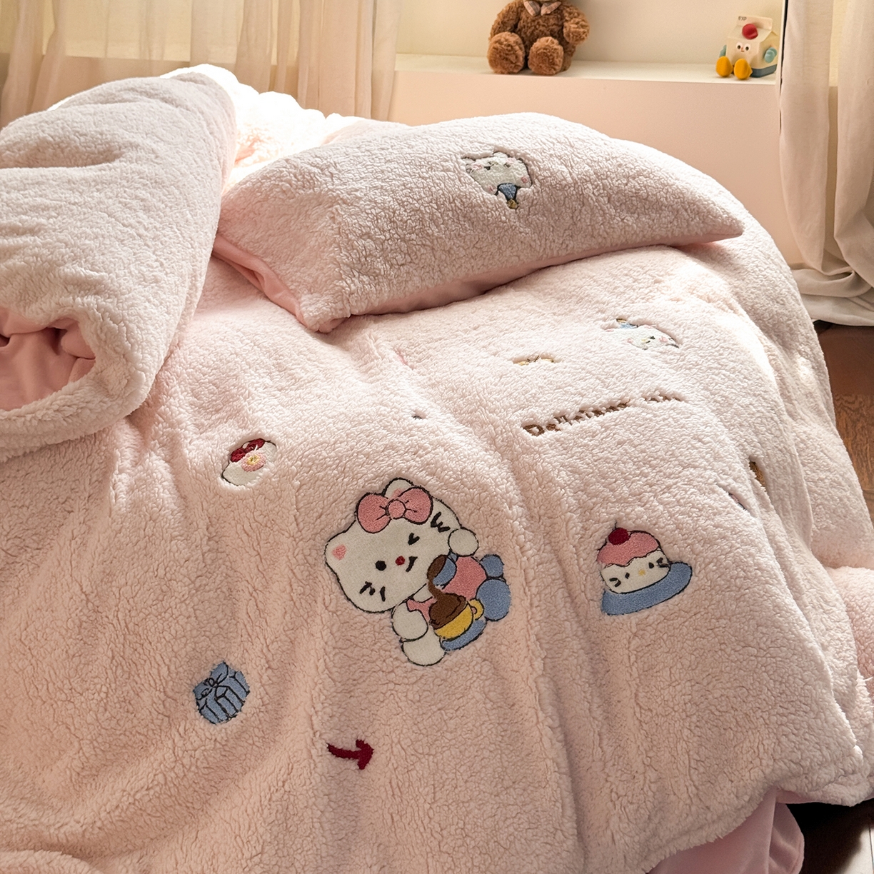 91家纺网 家纺一手货源 找家纺 TT.one 塔塔家居 2025新款羊羔绒牛奶绒暖绵绵毛巾绣床单床裙床盖款四件套 喵喵糖果屋