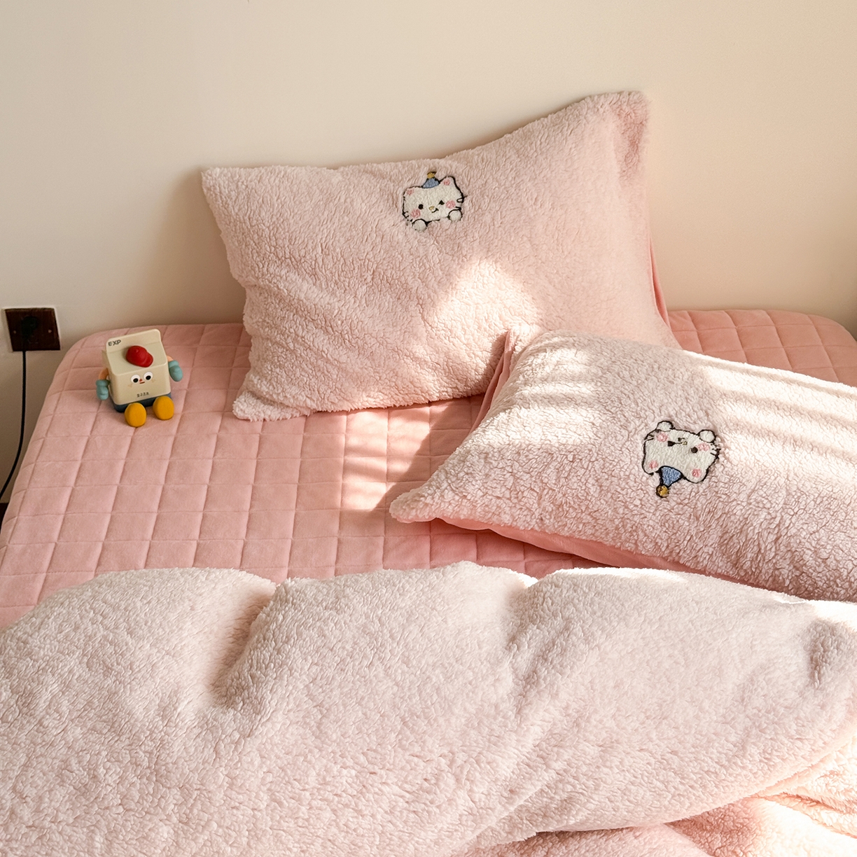 91家纺网 家纺一手货源 找家纺 TT.one 塔塔家居 2025新款羊羔绒牛奶绒暖绵绵毛巾绣床单床裙床盖款四件套 喵喵糖果屋