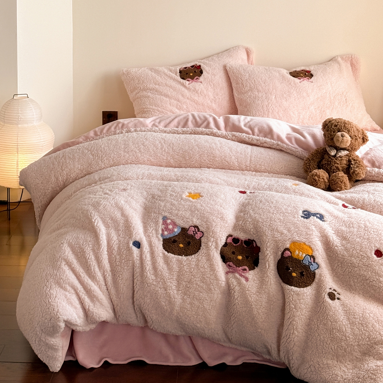 TT.one 塔塔家居 2025新款羊羔绒牛奶绒暖绵绵毛巾绣床单床裙床盖款四件套 粉爪猫猫团