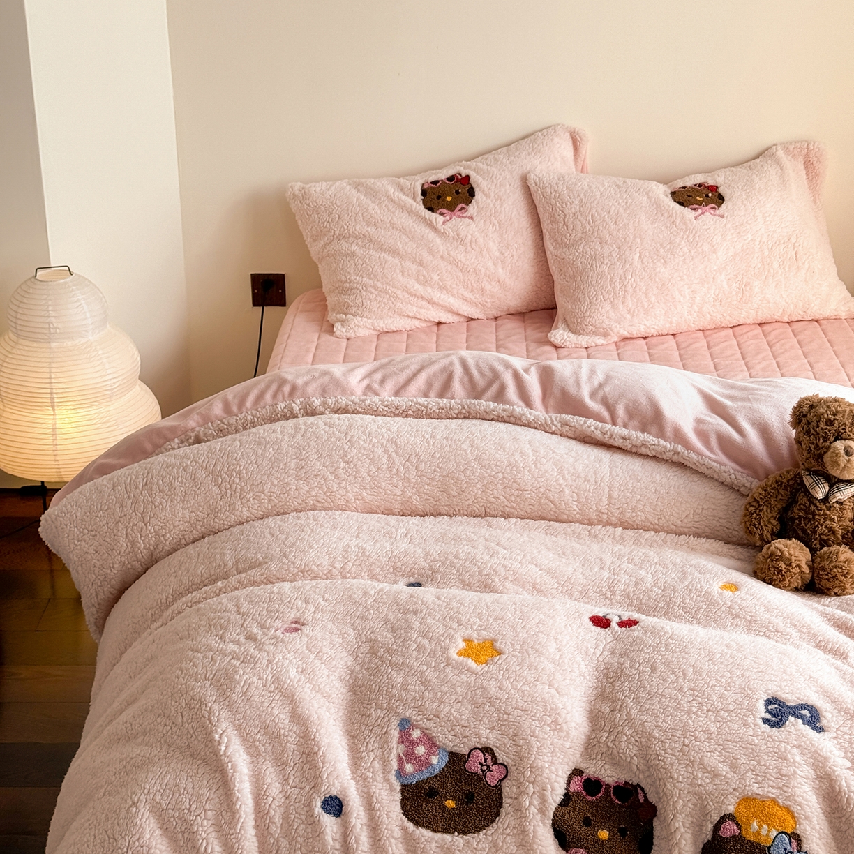 91家纺网 家纺一手货源 找家纺 TT.one 塔塔家居 2025新款羊羔绒牛奶绒暖绵绵毛巾绣床单床裙床盖款四件套 粉爪猫猫团