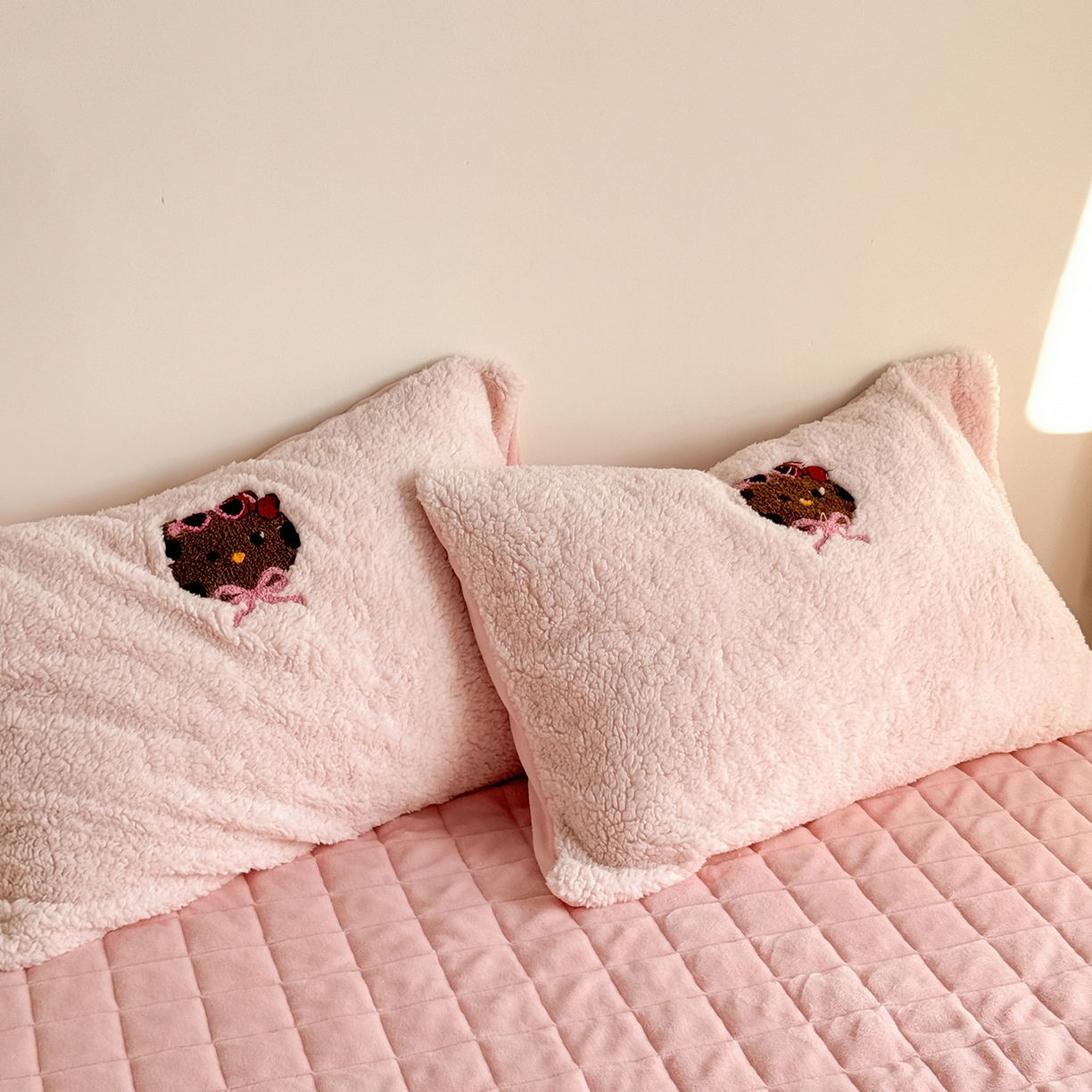 91家纺网 家纺一手货源 找家纺 TT.one 塔塔家居 2025新款羊羔绒牛奶绒暖绵绵毛巾绣床单床裙床盖款四件套 粉爪猫猫团