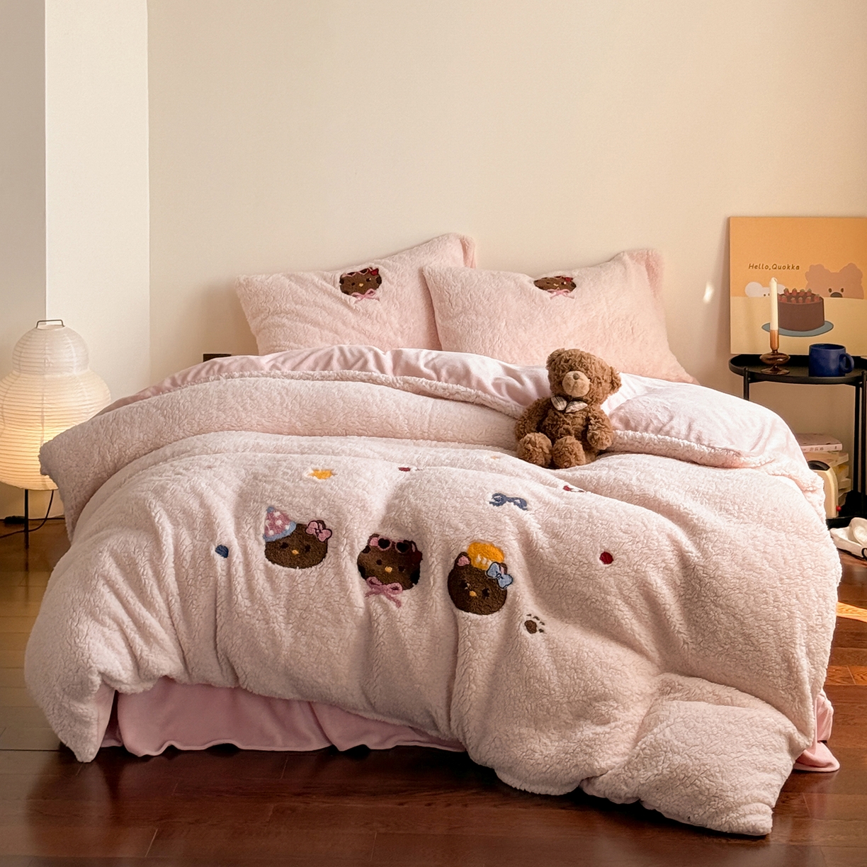 91家纺网 家纺一手货源 找家纺 TT.one 塔塔家居 2025新款羊羔绒牛奶绒暖绵绵毛巾绣床单床裙床盖款四件套 粉爪猫猫团