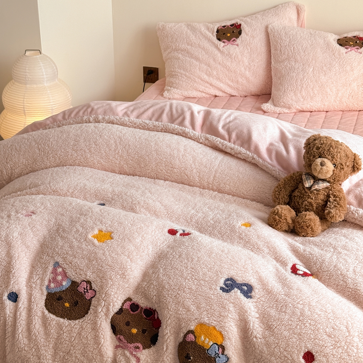 91家纺网 家纺一手货源 找家纺 TT.one 塔塔家居 2025新款羊羔绒牛奶绒暖绵绵毛巾绣床单床裙床盖款四件套 粉爪猫猫团