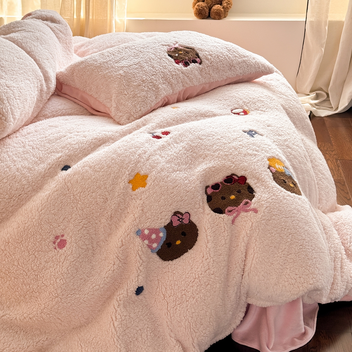 91家纺网 家纺一手货源 找家纺 TT.one 塔塔家居 2025新款羊羔绒牛奶绒暖绵绵毛巾绣床单床裙床盖款四件套 粉爪猫猫团