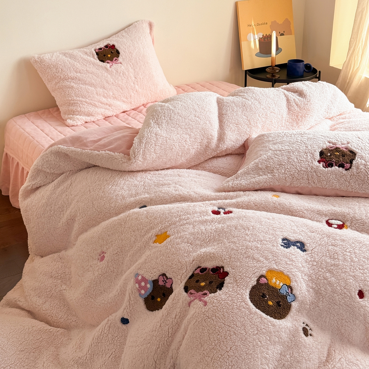 91家纺网 家纺一手货源 找家纺 TT.one 塔塔家居 2025新款羊羔绒牛奶绒暖绵绵毛巾绣床单床裙床盖款四件套 粉爪猫猫团