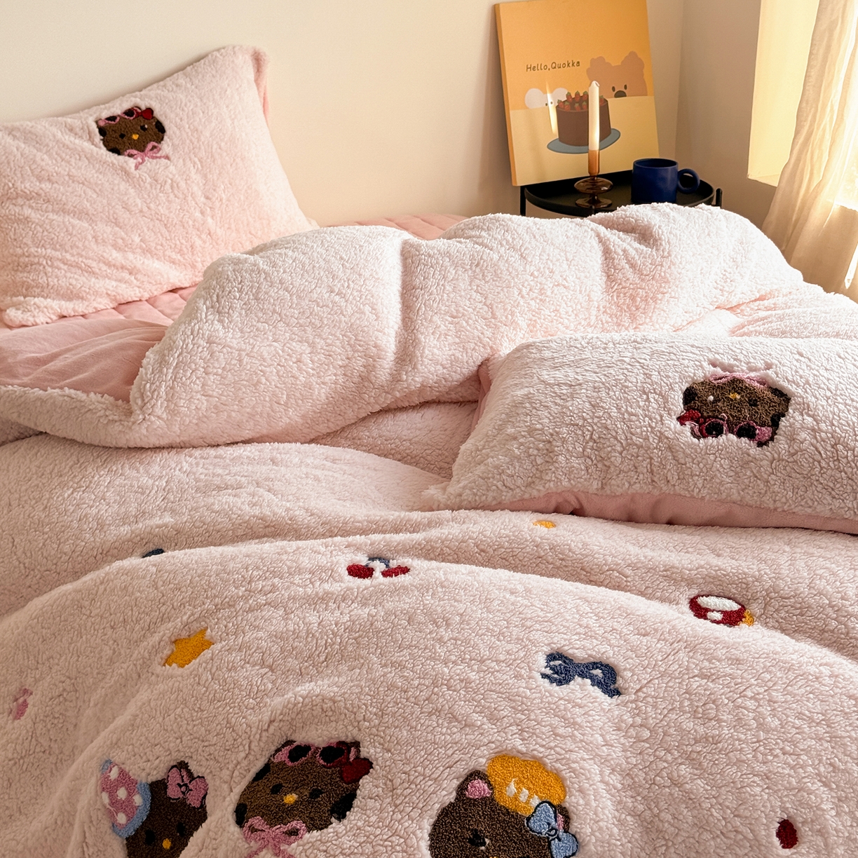 91家纺网 家纺一手货源 找家纺 TT.one 塔塔家居 2025新款羊羔绒牛奶绒暖绵绵毛巾绣床单床裙床盖款四件套 粉爪猫猫团