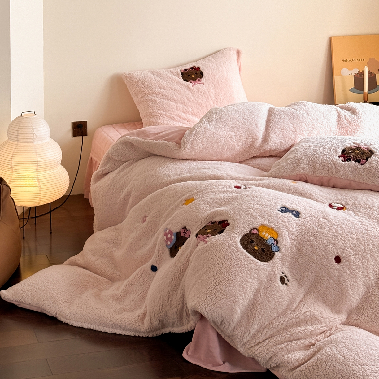 91家纺网 家纺一手货源 找家纺 TT.one 塔塔家居 2025新款羊羔绒牛奶绒暖绵绵毛巾绣床单床裙床盖款四件套 粉爪猫猫团