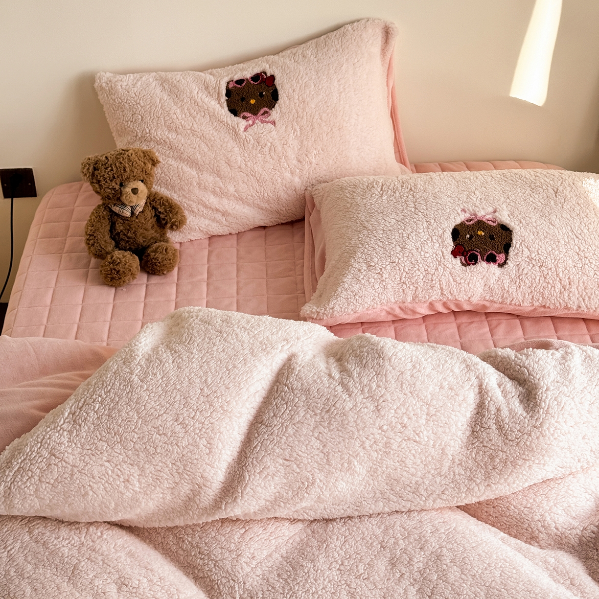 91家纺网 家纺一手货源 找家纺 TT.one 塔塔家居 2025新款羊羔绒牛奶绒暖绵绵毛巾绣床单床裙床盖款四件套 粉爪猫猫团