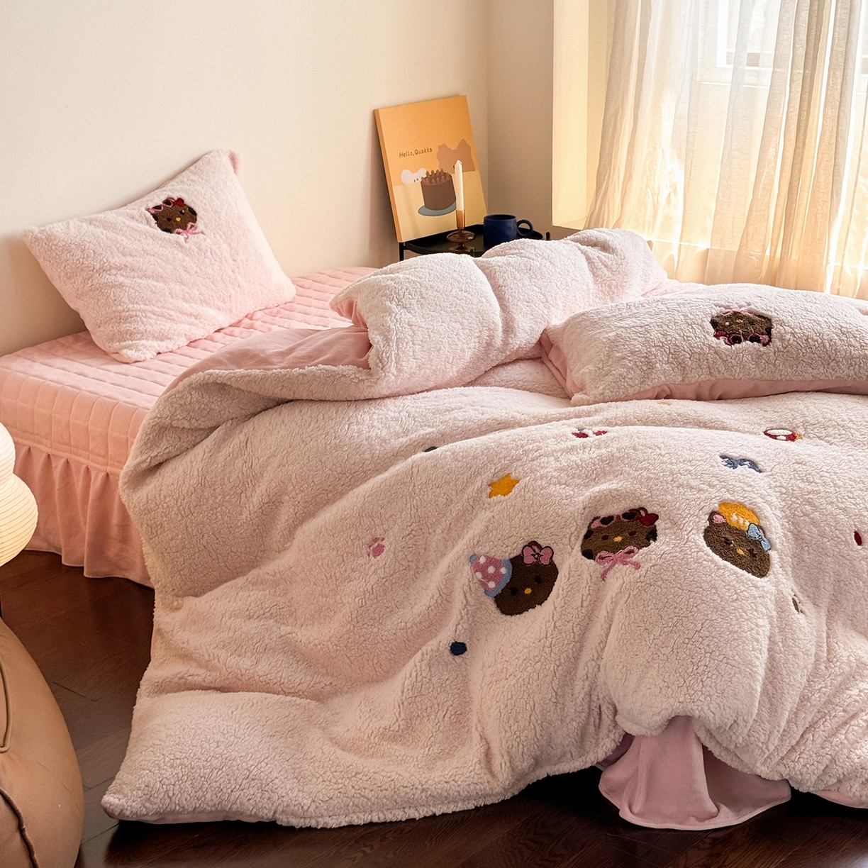 91家纺网 家纺一手货源 找家纺 TT.one 塔塔家居 2025新款羊羔绒牛奶绒暖绵绵毛巾绣床单床裙床盖款四件套 粉爪猫猫团