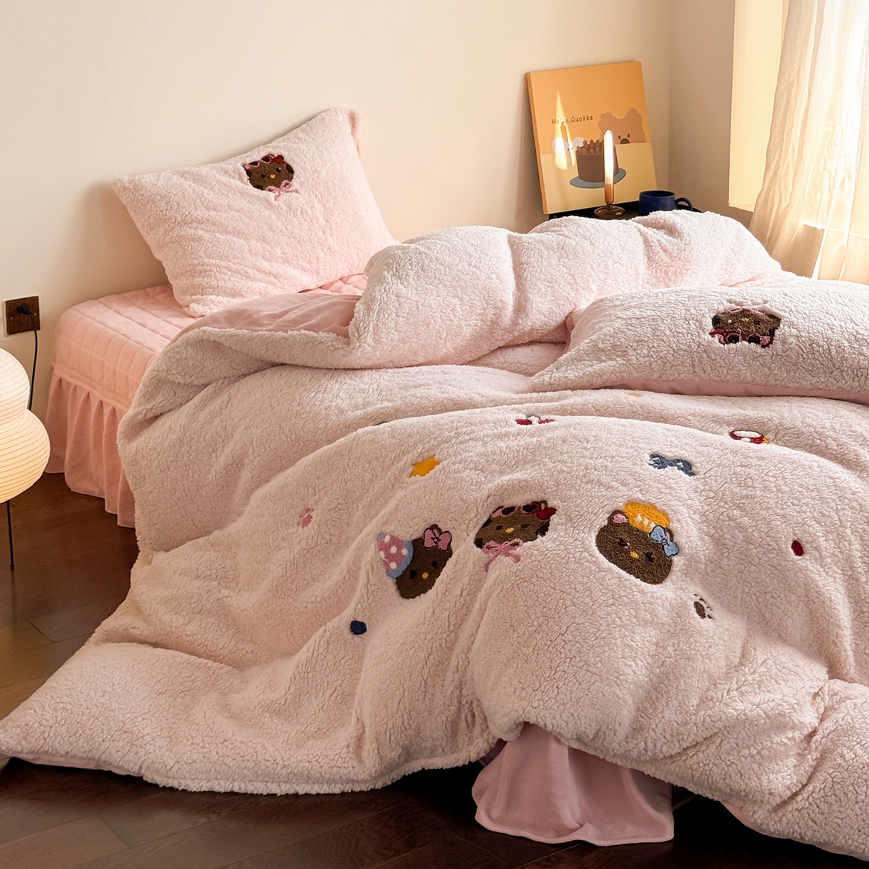 91家纺网 家纺一手货源 找家纺 TT.one 塔塔家居 2025新款羊羔绒牛奶绒暖绵绵毛巾绣床单床裙床盖款四件套 粉爪猫猫团